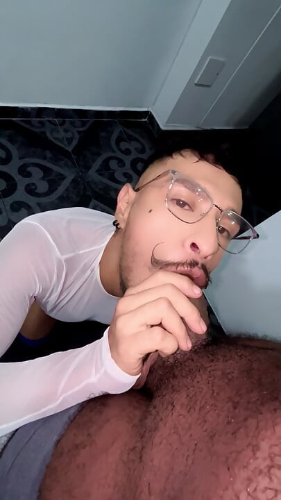 Fantasy come true: 35 cm brunette goes from masturbating in the living room to putting all his cock in an ass and filling it to overflowing