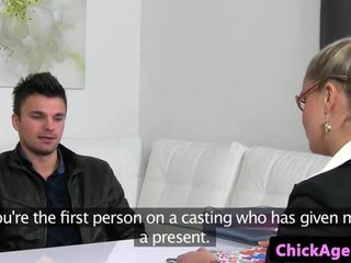 Blondynka agentka castingowa palcami przez klienta