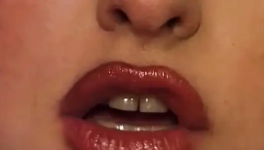 Azgın orta yaşlı seksi kadın gırtlağına kadar alıyor ve sert sikişte genişliyor