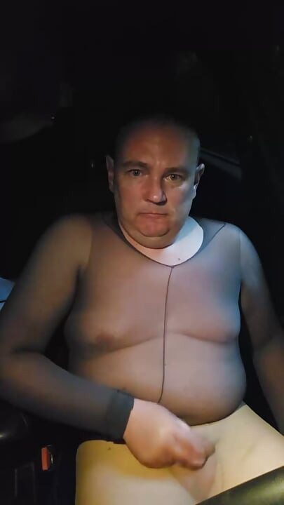 パンティホース奴隷トーマス・カッツが小さなチンコを飲み込み、パンティストッキングで精液を流す