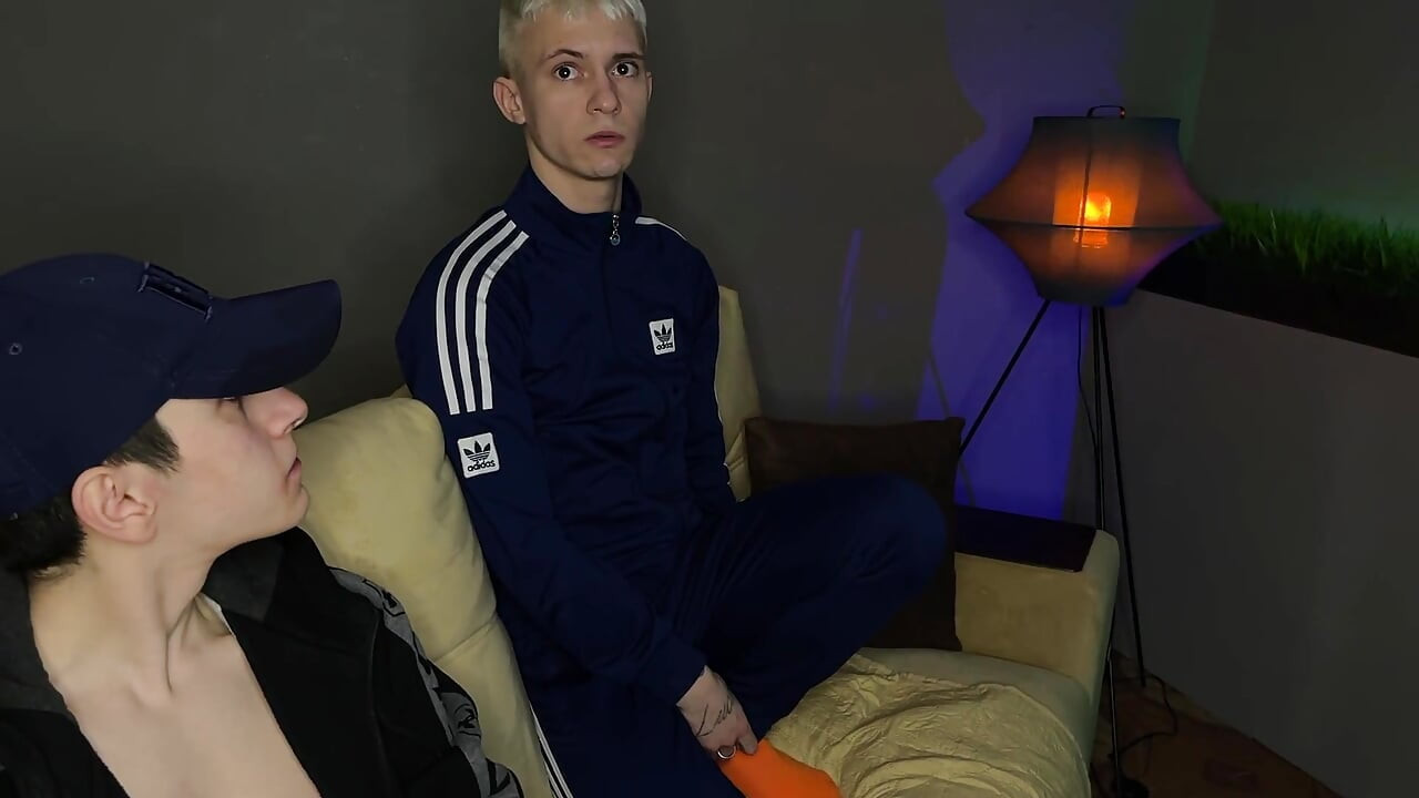 Süße twinks haben einen dreier, während ihre eltern nicht zu hause sind