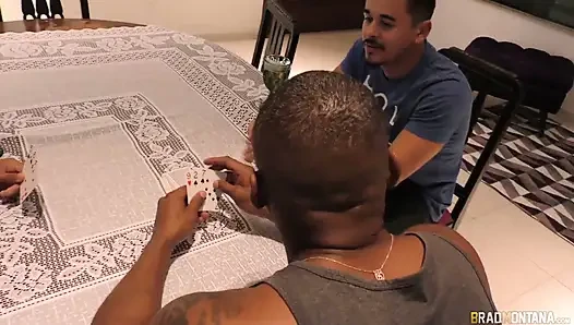 Aldatılan adam karısını iki arkadaşına bırakıyor