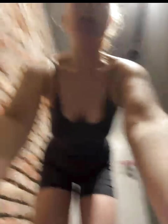 Spor salonunda sikişiyorum