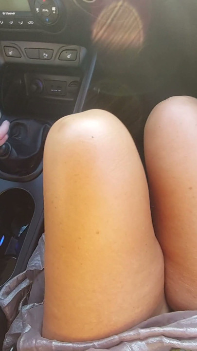 An elegant mature lady with beautiful legs in high heels seduces a taxi driver in the morning | Clip 1