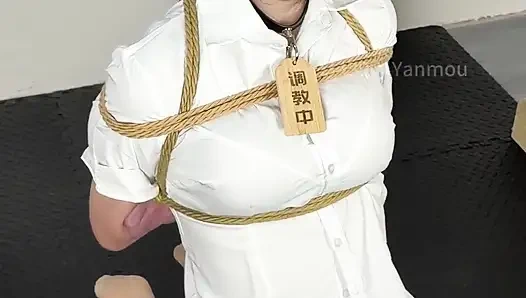 Фаллоус расширяется и сжимается, затем человека заставили стоять в углу и проникает в то время как также заставили наклониться