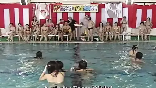 Японские игры в бассейне 36 женщин захватывают лучшие субтитры в бикини
