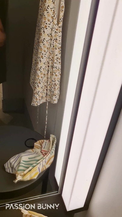 Schimb De Haine - Cabină De Probă Și Joacă Cu Pizda Excitată