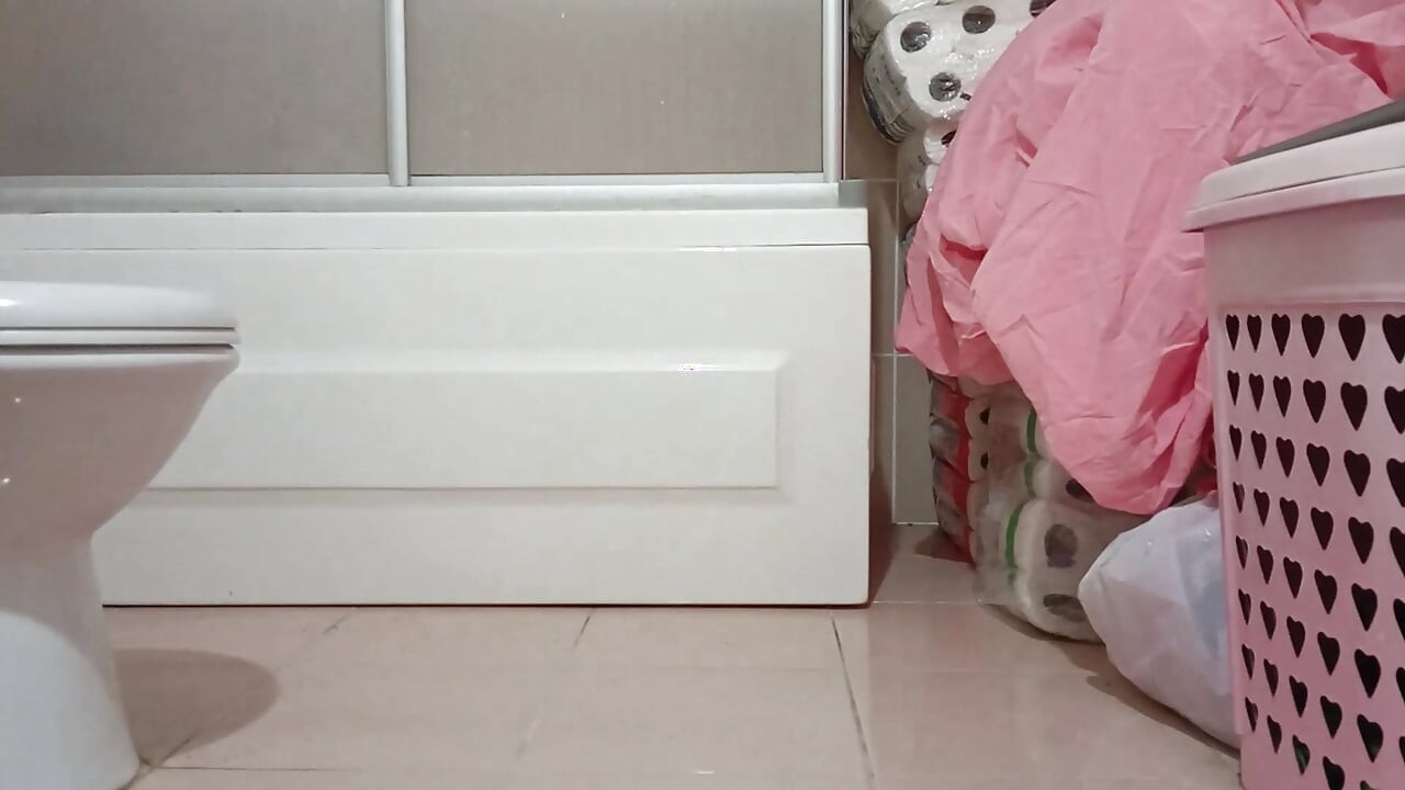 Bóp những quả bóng phục tùng và hành hạ bi của riêng tôi - phần 1