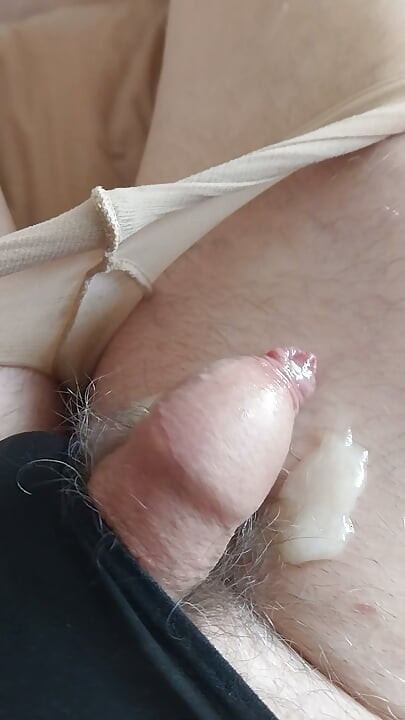 看这个漂亮的小阴蒂射精