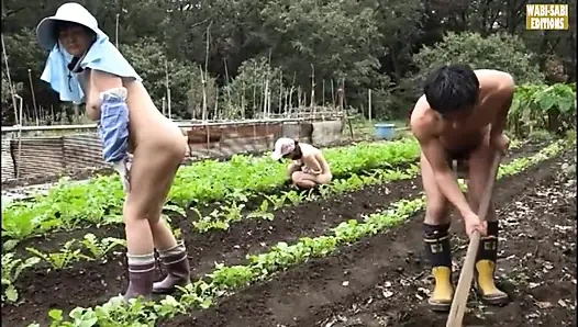 Сельский побег, где свободные духом зрелые женщины обнимают свободу взрослых под открытым небом - сцена.3