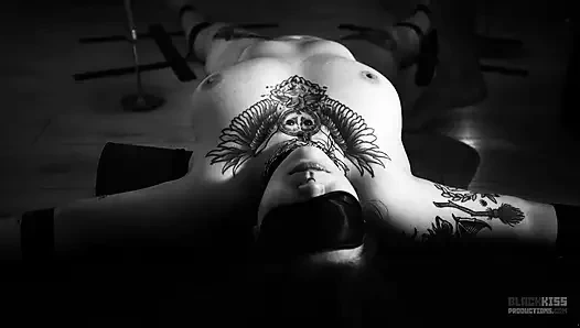 Sin vertraute mir für ihre BDSM-session mit feuer - Wachsspiele