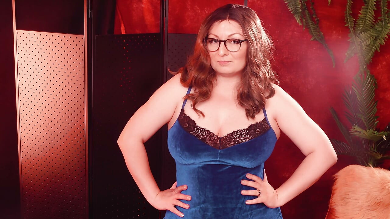 A hot, curvy woman tries on different lingerie - check it out! Try-on haul video