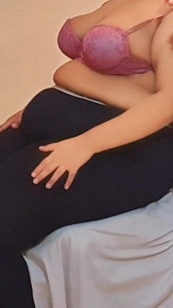 继子帮我按摩我痛苦的身体，然后他抚摸我的胸部并在按摩我的身材后操我 | 短片 2