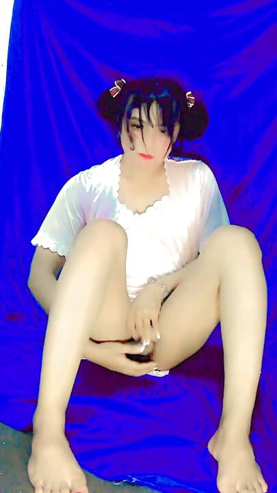 น้องสาวน่ารักในผ้าซาตินสีชมพูโชว์ควยแข็งของเธอ