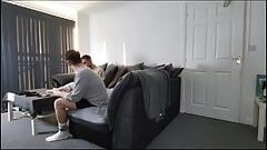 Meninos que são pegos assistindo pornô se curvam sobre o joelho