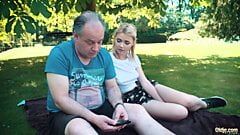 Drobná teenagerka tvrdě ošukaná dědou na pikniku, ona ho kouří