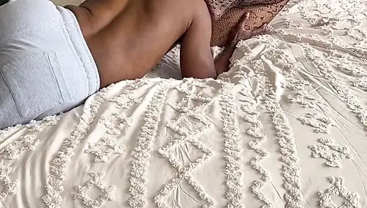 Cewek semok kulit hitam lagi asik nyepong dan ngentot kontol raksasa pria kulit hitam - pov