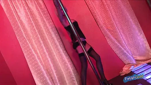 Büyük memeli sarışın striptizci kulüpte kirli eğlence için iki çifte katılıyor