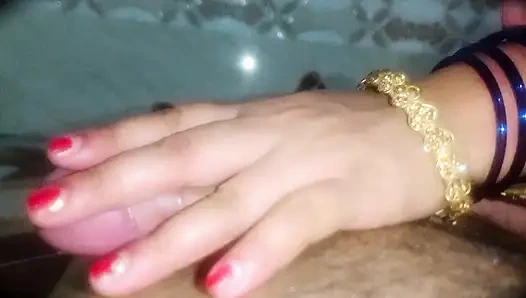 İlk yeni evli ateşli yenge emiyor ve elle muamele çekiyor