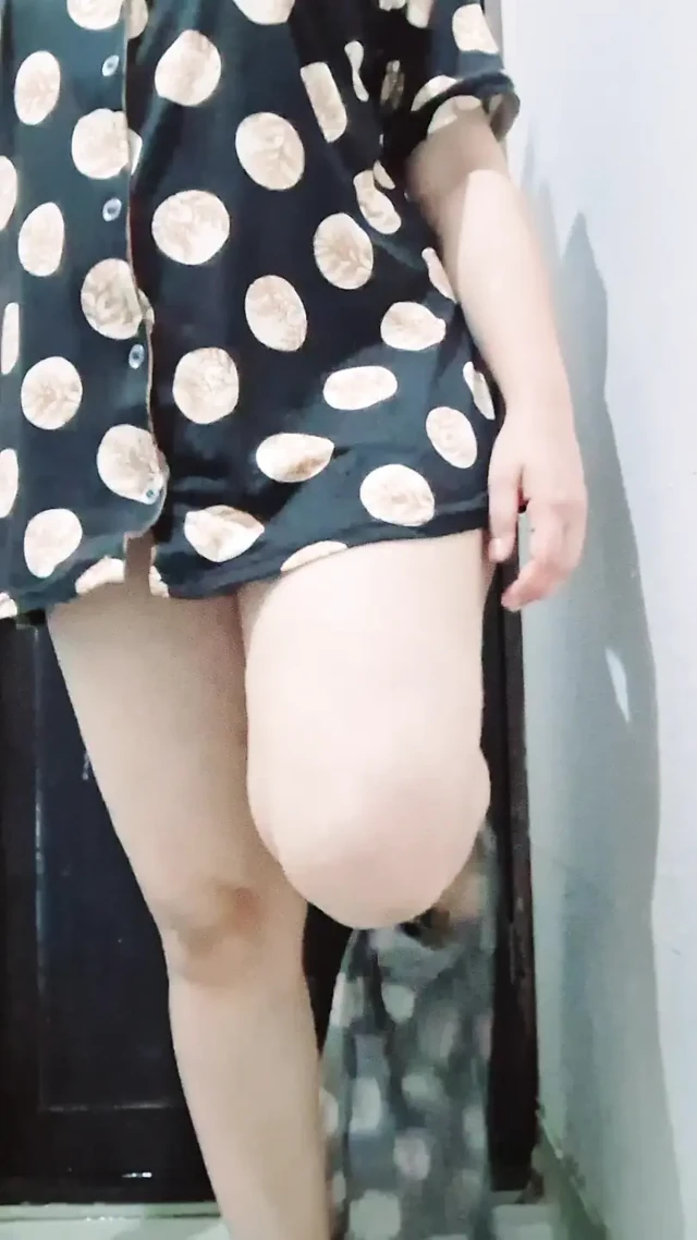 Indian desi cousin caught while bathing, hot indian girl