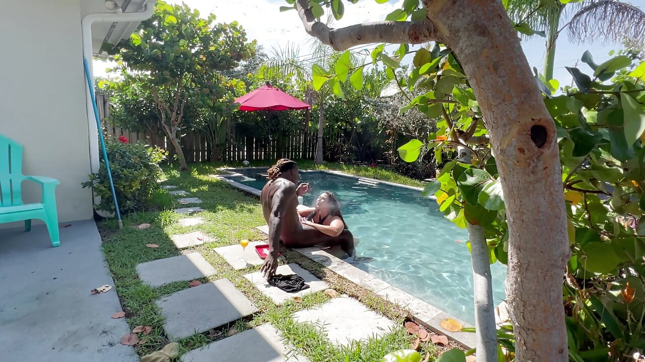 Istri semok ini pertama kali dientot habis-habisan sama besar pria kulit hitam di pinggir kolam renang