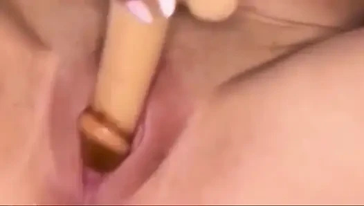 Yalnız kadın mastürbasyon yapıyor. Gerçek orgazm