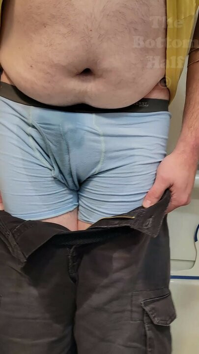 Non mi è permesso usare il bagno, quindi mi prendo in giro solo lasciandolo uscire un po 'alla volta nei miei pantaloncini, fino a quando non posso!