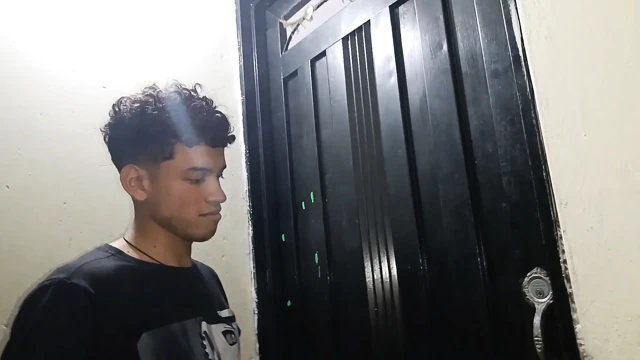MILF with a big ass cancels the delivery guy with a great blowjob and hard sex