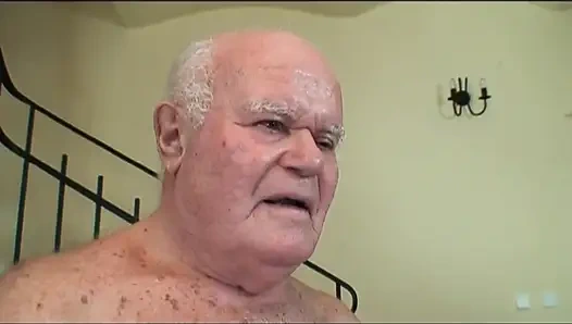 Opa mit kleinem hartem schwanz fickt und kommt in den mund, versaute junge enkelin
