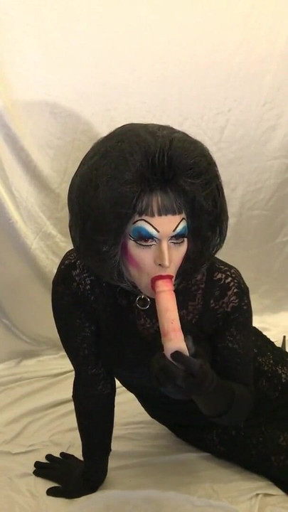 Drag Queen Slut kezdi a webkamerát egy mesterrel! | 1. klip