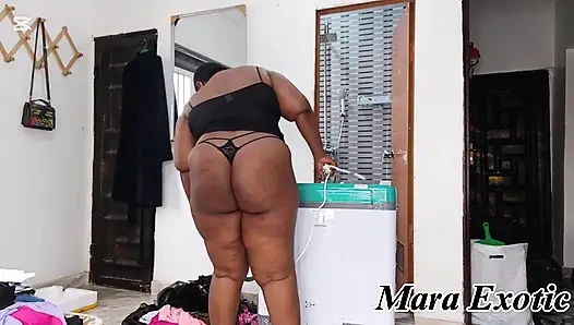 Чернокожая с мясистой задницей, горячая милфа в День прачечной - Mara Exotic