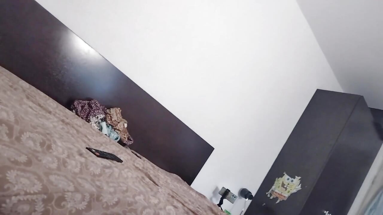 セクシーなブルネットが試着して服を切る