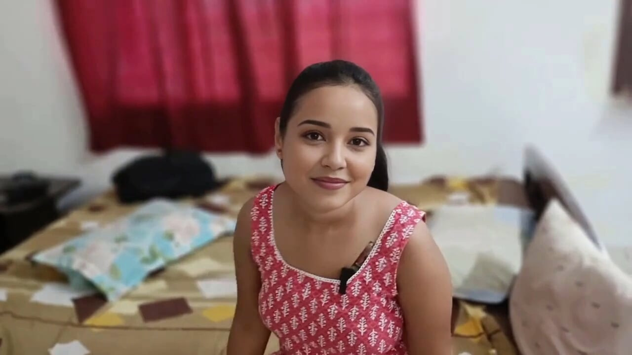 Une petite amie passe du temps l’une à l’autre passe un moment sexy avec de gros seins, gros cul