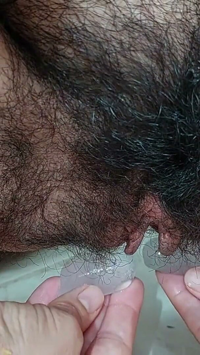 Sexy latina is og spray på varm krop ⛔ Hot wife med hårret fisse, stor røv, store brystvorter | Clip 2