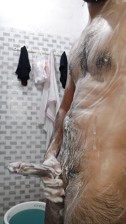 Une grosse bite sexy se masturbe dans les toilettes