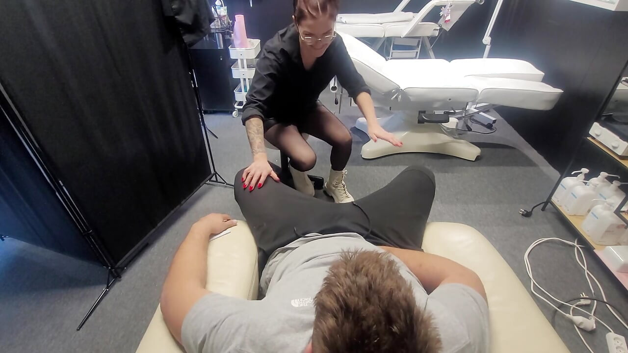 Voy a hacer manicura, me dan una mamada, la chica que trabaja era tan cachonda y quiere mi polla