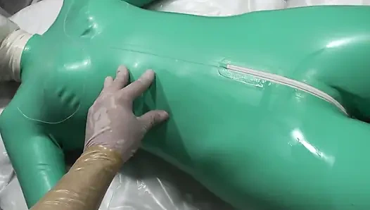 Danielle lateks bersantai di ambulans