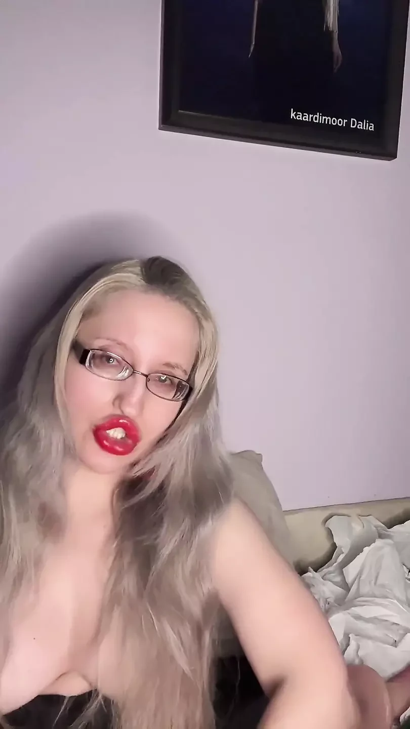Moti chashma lnd chusaee aur nagn nrity ki bat karti hai