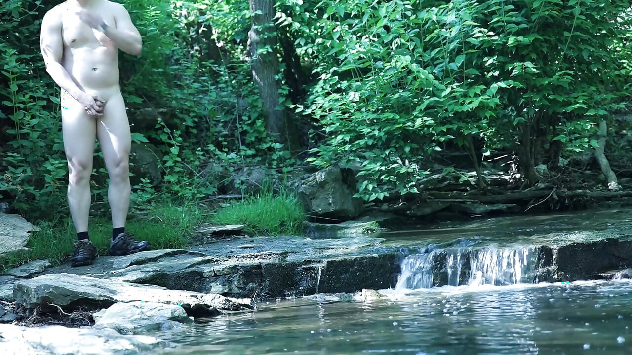 Згинаючи біля водоспаду, намагаючись прокрастися трохи приватного моменту...