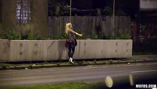 Gestrandete teenager - russische blondine lola taylor fickt ihren freund und liebt arschspiele