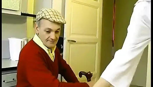 Хорошенькая жена предлагает дедушке перед своим мужем!