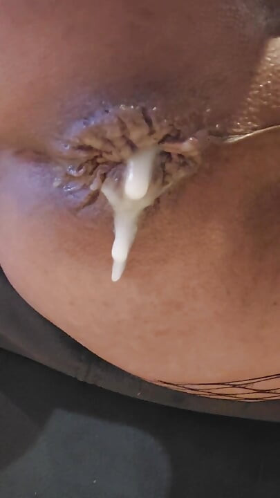 Analmoni drips from her ass