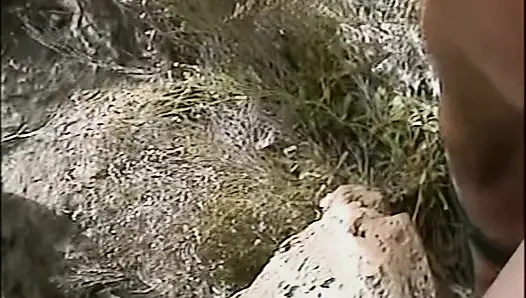 Azgın kızıl saçlı bebek vahşi plajda amcığını parmaklıyor