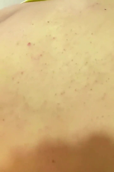 Büyük doğal memeler yarak üzerinde zıplıyor büyük göğüsler zıplıyor