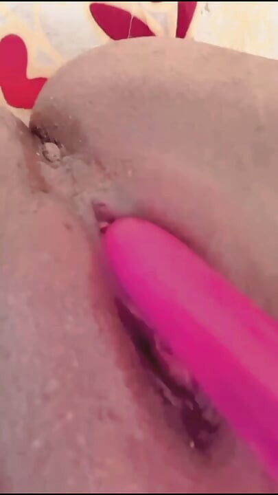 Masajeando mi dulce coño