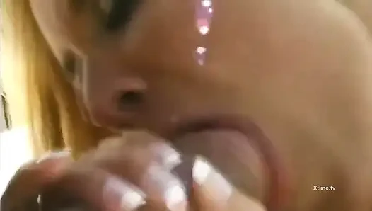 Cewek seksi rambut pirang dengan stoking hitam di-gangbang di laboratorium khusus pecinta bdsm!