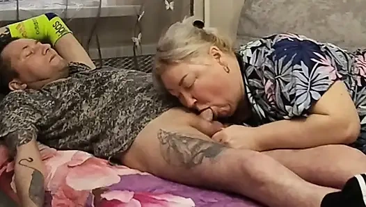 Свекровь сосет член, чтобы получить порцию горячей спермы в ее рот