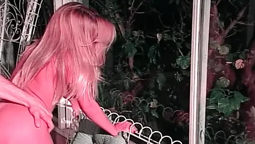 Veranda masasında sarışın baştan çıkarıcı kadın: ateşli oral eğlence
