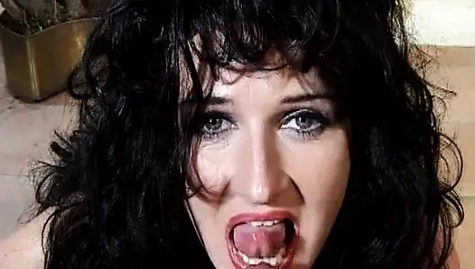 Çekici koyu saçlı Fransız sürtük bakış açısı sahnesinde götten sikiliyor