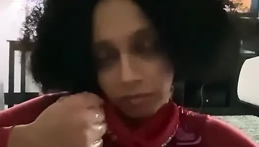 Leena Rayz - рабыня с крошечными и хорошенькими руками поглаживает блестящий белый член